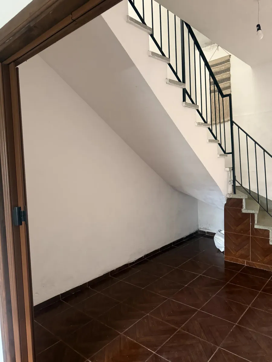 Casa Muy Acogedora Y Practica. Cuenta Con Living Comedor Separado, Baño , Cocina  Patio Con Parrillero Y Un Dormitorio Amplio Con Balcon Y Ventana A Azotea. La Escalera Es Amplia Y Segura . · Foto 3