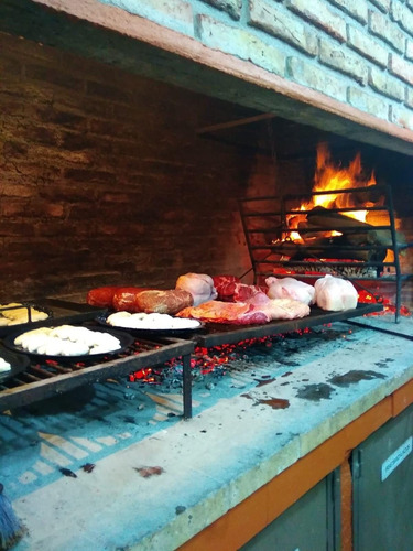 Servicio De Pizzas A La Parrilla / Cocina / Parrilla / Mozos