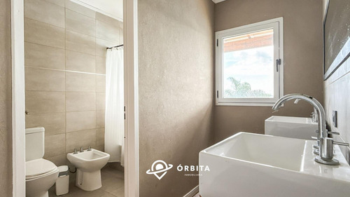 Casa En Venta En San Sebastián, Area 5, A La Laguna