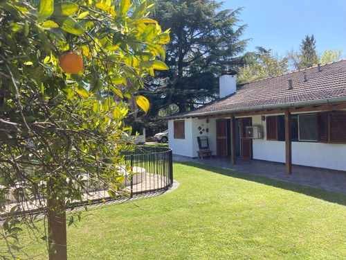 Imagen 6 de 25 de Casa Con Hermoso Parque En B° Los Robles Del Monarca Dueño Vende