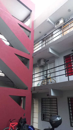 Dueña Vende Dos Ambientes Amplio En Morón Parana 585, Segundo Piso X Escalera, Lindo Edificio. Solo Whatts