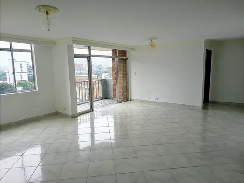 Amplio Apartamento Con Excelente Ubicacion En Medellin La Candelaria