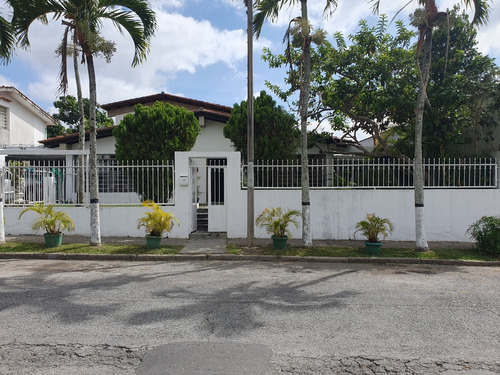 Casa En Venta En La Urbanizacion Lomas De La Trinidad. Municipio Baruta