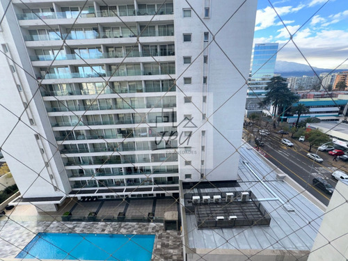 Moderno Edificio Metro Ñuñoa Piscina / Sala De Cine / Spa
