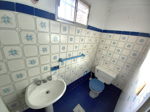 Vendo Casa 3 Dormitorios 3 Baños Para Reciclar. Gran Ubicación Bolonia Próximo A Avenida Italia