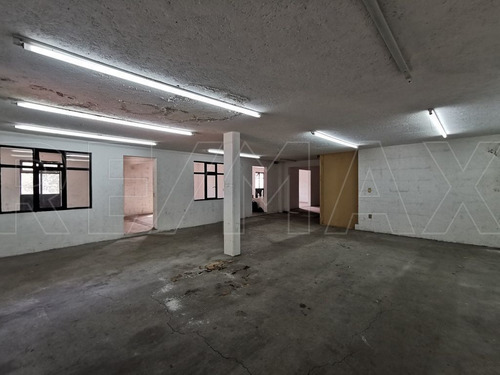 Casa En Esquina Con 430 M2 De Construcción.