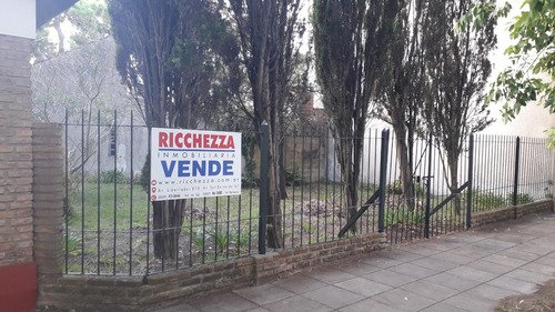 Chalet Excelente Ubicación Incluye Parque Con Salida A Dos Calles, Oportunidad. Dueño Vende.
