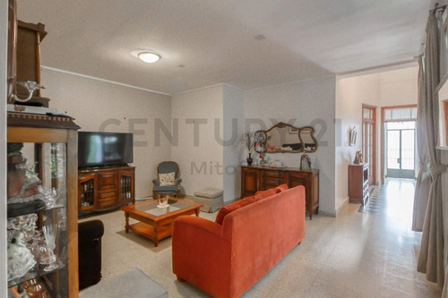 Casa En Venta De 3 Dormitorios Con Patio Y Cochera