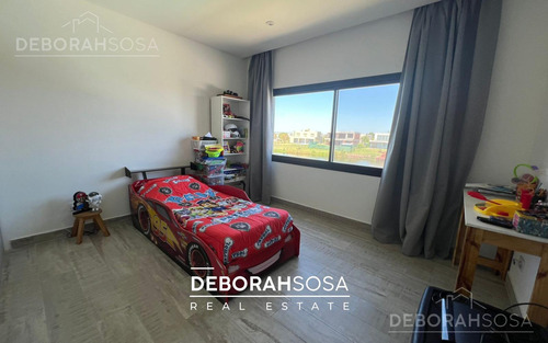 Casa En Venta Cuatro Dormitorios Seis Ambiente A La Laguna Pileta El Naudir Escobar