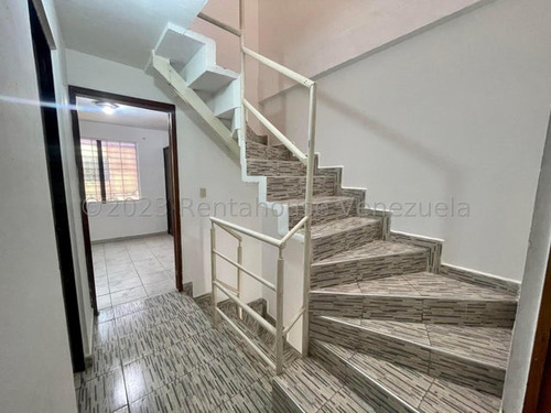 En Venta Hermosa Casa Remodelada Y Acondicionada En Cabudare, De Tres Niveles, Maritza, Con Piscina, Espacios Amplios, Lucena, Areas Verdes, --24  62  95-- Para Disfrutar De La Naturaleza.