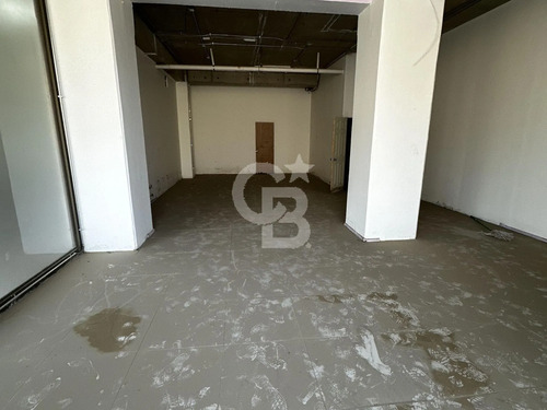 Locales De Planta Libre En Strip Center