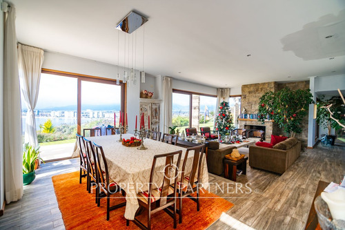Increíble Casa Mediterranea En Venta Con Gran Terr...
