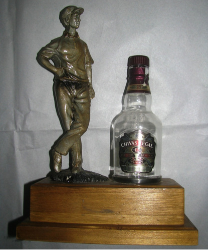 Figura Publicidad Whisky Chivas Regal Jugador Y Botella