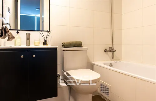 Departamento En Esmeralda. Vista Sur. Piso 2. Metro Ovalle