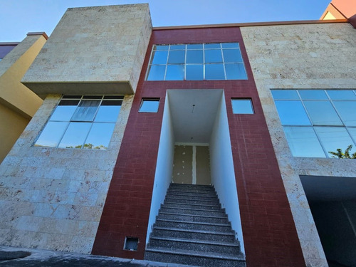 Townhouse En Urbanización La Floresta, Maracay