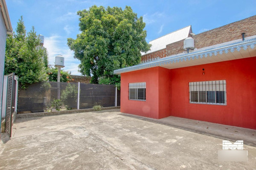 Imagen 12 de 30 de Depósito Y Casa De 3 Ambientes Con Patio Terraza Y Cochera Varios Autos