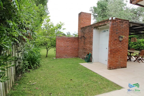En Alquiler!! Moderna Casa Ubicada A 1 Cuadra Del Mar, Con Vista Parcial Desde El Dormitorio Principal.