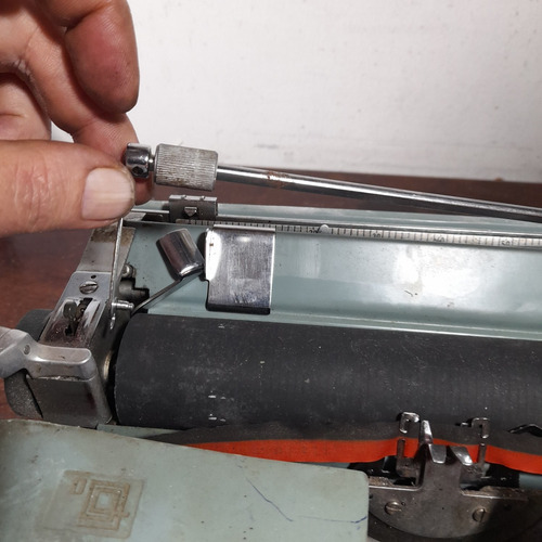 Imagem 9 de 9 de Máquina De Escrever Olivetti Studio 44 Pra Conserto Ou Pecas