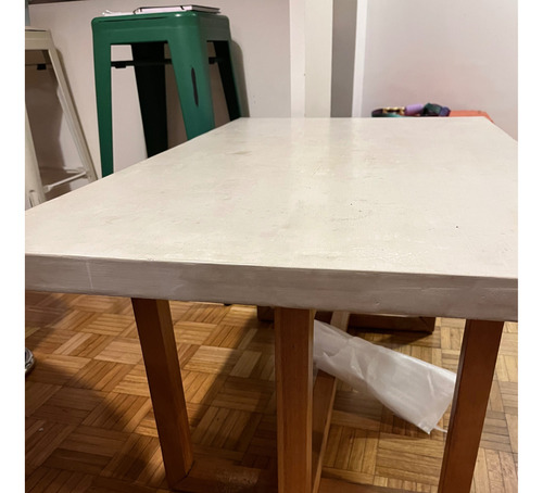 Mesa Ratona En Madera Y Cubierta En Microcemento