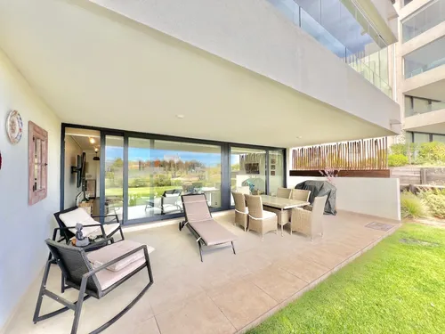 Excelente Departamento En Primer Piso Con Jardín En Marbella