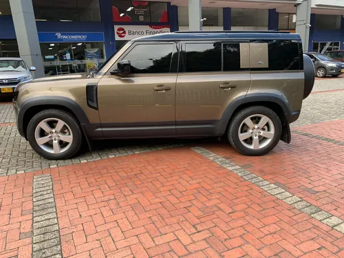 Land Rover Defender First 2021