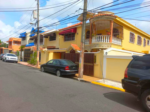 Casa De Dos Niveles En Mirador Del Este - Santo Domingo Este