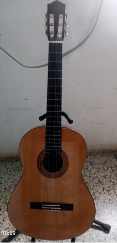 Vendo Guitarra Acústica Yamaha C40, Con Forro, Poco Uso