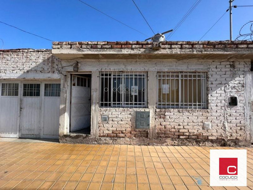 Casa En  Venta En Villa Del Parque, Godoy Cruz !