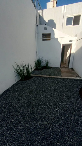 Alquilo Casa Céntrica A Mts De Plaza Colón,con Patio