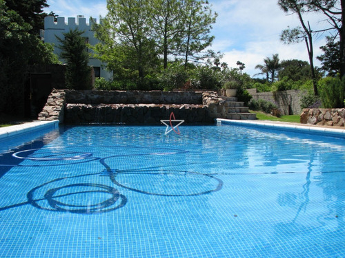 Casa En Venta Y Alquiler Punta Del Este , Zona De Playa Brava, Hermosa Vista Al Mar. U$s 1.500.000- Ref: 687