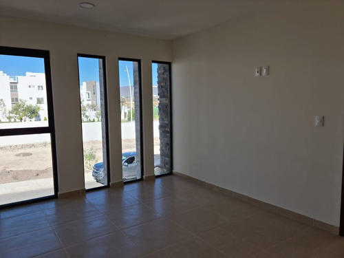 Estrena Casa Entre El Refugio Y Zibata, 4ta Recamara En Pb, De Lujo !!