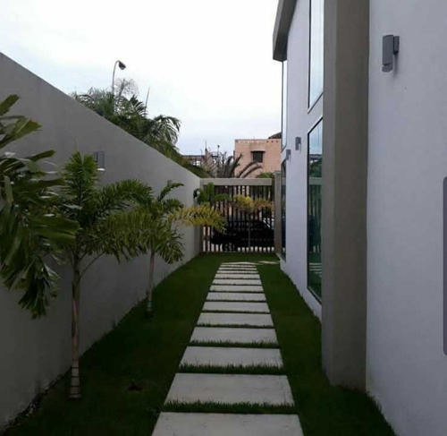 Imagen 1 de 10 de En Venta Moderna Casa A Estrena Urbanizacion Guataparo
