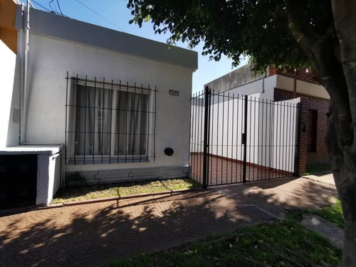 Imagen 3 de 10 de Permuta - Casa Ph Al Frente De 3 Ambientes En Venta - Castelar Norte