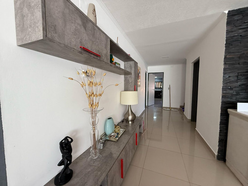 Vende Casa Gerencial B° Manzanos - 3 Dormitorios