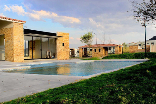 Capital Sur, Casa Nueva, 2 Rec. Con Baño C/u Ideal Para Ejecutivos!!