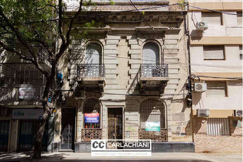 Zeballos Y Entre Ríos - Casa Al Frente De Estilo - Excelente Estado - Patio, Terraza Y Parrillero