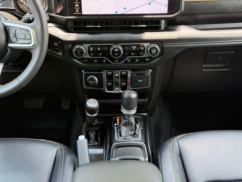 Jeep Wrangler 5p Unlimited Sahara L4/2.07/T Aut