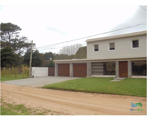 Casa De 4 Dormitorios En Alquiler Y Venta Cerca De La Playa En Rincón Del Indio, Punta Del Este.