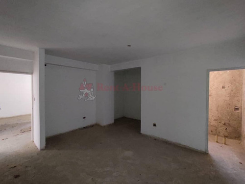 Townhouse En Venta Ubicado En Maracay Urb La Floresta Db 23-5804