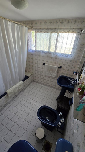 Solido Duplex De 4 Ambientes Con Cochera Y Jardin En Venta. Olivos