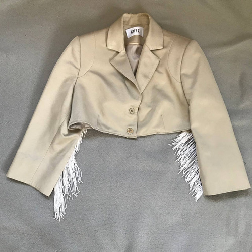 Blazer Crop Color Beige Con Flecos En Las Mangas - Hecho A Mano 