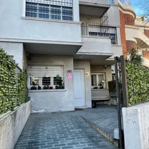 Comprar Impecable Casa En Excelente Zona De Punta Carretas. 3 Dormitorios. 2 Baños Gran Living Comedor, Cocina Independiente, Buhardilla, Estufa A Leña, A\u002Fa. Jardin Y 2 Patios, Rejas Y Porton Electrico