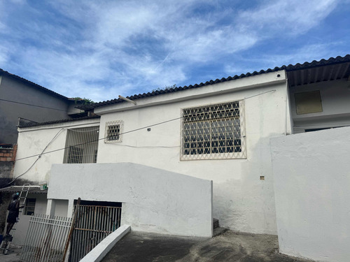 Lote Com Quatro Casas