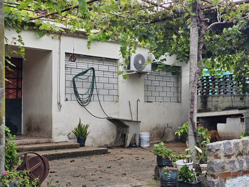 Dueño Vende 2 Casa En Un Solo Padron En Barrio Colón Cerca De Todos Los Servicios.