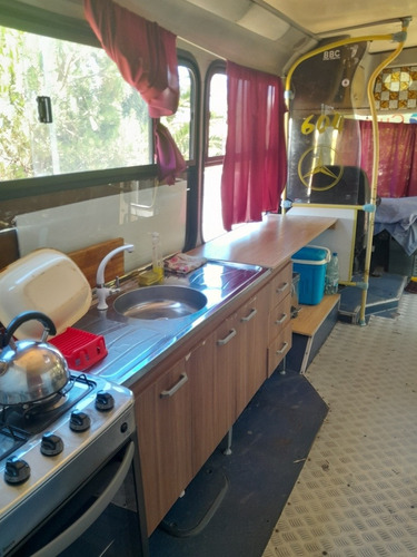 Imagen 6 de 11 de Casa En Omnibus De 25m^2 Un Dormitorio Baño Cocina Integrada. Instalación Eléctrica Y Sanitaria Completa. Vendo Equipada Con Calefon A Gas Cocina Heladera Microondas Y Aire Acondicionado Portátil..