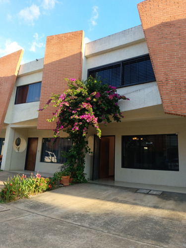 Se Ofrece En Venta Town House Ubicado En Res. Mucubaji, El Guayabal, Naguanagua