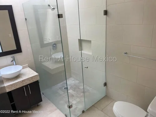 Casa Con Cuarto De Servicio, 4 Recámaras, Área De Tv. Cumbres Del Lago - Venta Rah2204
