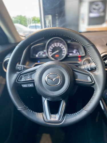 Imagen 11 de 15 de Mazda 2 Touring Sedan Machine Gray Mecánico