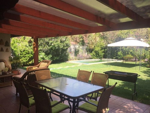 Casa En Venta De 5 Dorm. En Peñalolén