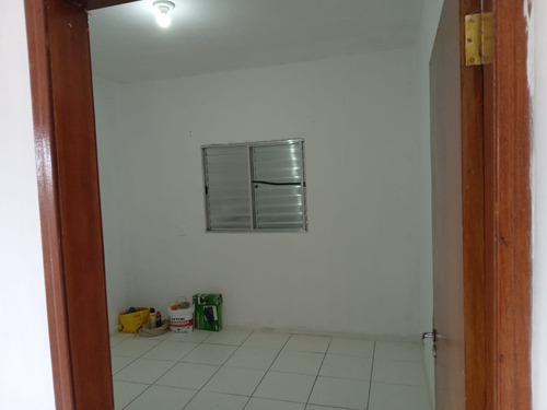 Duas Casas Germinadas Com 4 Cômodos, Garagem, Quintal E Lavanderia